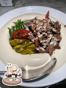 Hummus with Meat Shawerma